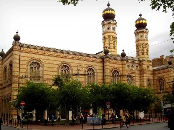 Dohány utcai zsinagóga homlokzata Budapest belvárosában