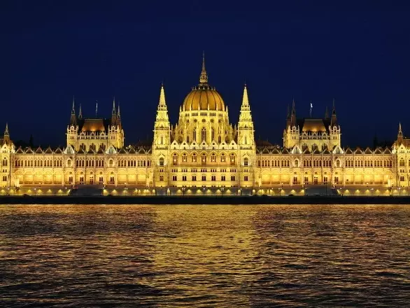Magyar Országház kivilágítva a Duna partján éjszaka