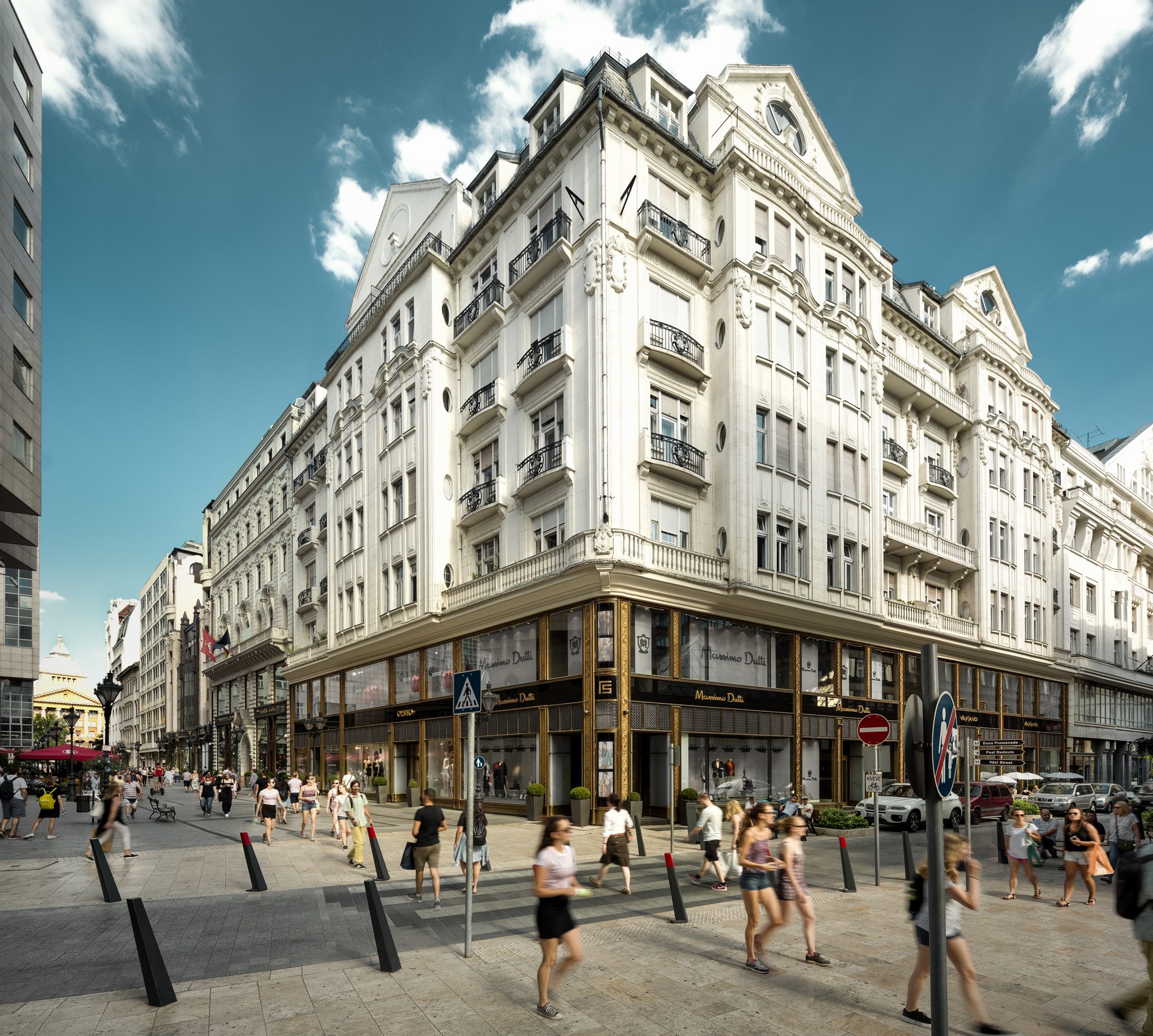 Budapesti belvárosi utcakép történelmi épületekkel és sétálókkal