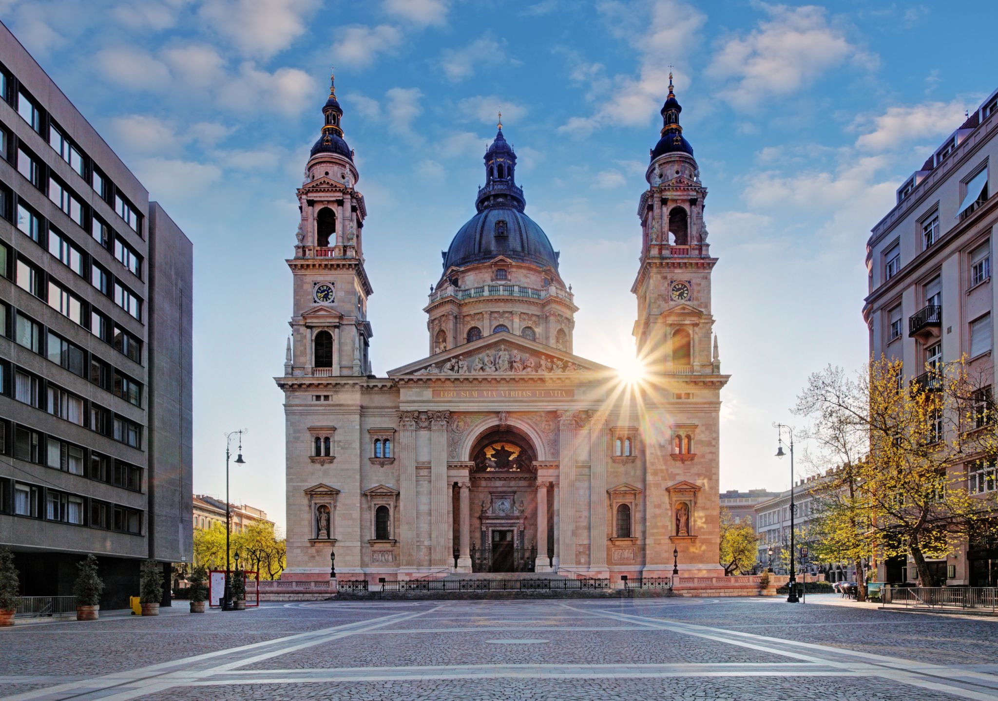Szent István Bazilika napfényben Budapest belvárosában