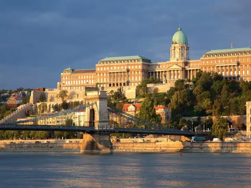 Budai Vár és a Duna látképe nappali fényben Budapesten